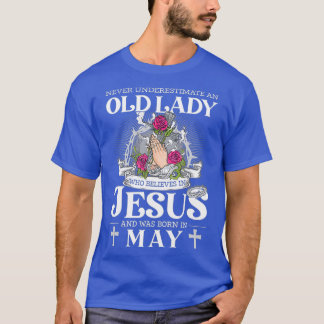 T-shirt Une Vieille Dame Qui Croit En Jésus Et Est Née