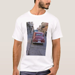 T-shirt Une voiture Peugeot rouge classique ancienne garée
