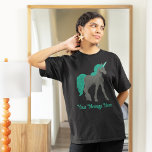 T-shirt Unicorne grise et Turquoise Personnalisée<br><div class="desc">Présente une illustration de licorne dans un style réaliste. La licorne est un gris fusain foncé avec une crinière et une queue vertes turquoises. Il y a un endroit pour ajouter votre propre message en lettres vertes.</div>