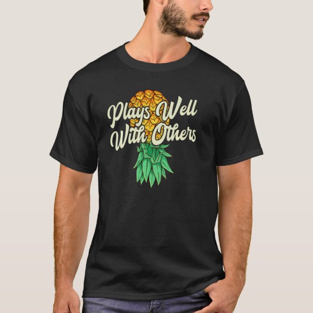 T-shirt Upside Down Pineappy Joue Bien D'Autres Swin Drôle (Devant)