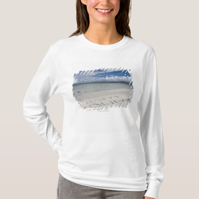 T-shirt Vacances heureuses écrites sur la plage (Devant)