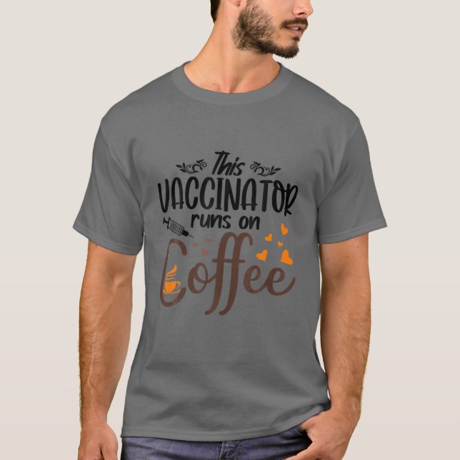 T-shirt Vaccinateur Fonctionne Sur Café - Vaccin Drôle (Devant)
