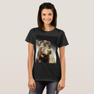 T-shirt Vache Brown S'Élevant Sur Le Foin,