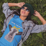 T-shirt Vache mignonne avec bow message personnalisé<br><div class="desc">Le slogan sur ce tee-shirt graphique est prêt à être customisé avec votre propre message. Les lettres blanches en gras sont affichées au-dessus d'une illustration d'une vache mignonne portant un arc jaune.</div>