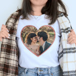 T-shirt Valentines photo personnalisées en forme de coeur<br><div class="desc">Ce magnifique design personnalisé comprend votre photo personnalisée en forme de coeur. Le coeur a une bordure rose et grise. Il est parfait pour la Saint-Valentin ou comme cadeau de mariage ou d'anniversaire. Pour ajouter votre photo, utilisez simplement le modèle facile. Quelle que soit la forme photo que vous téléchargez,...</div>
