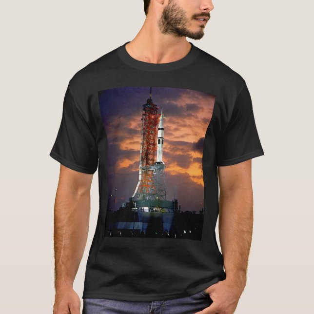 T-shirt Véhicule de lancement Apollo Soyuz de la NASA au l (Devant)