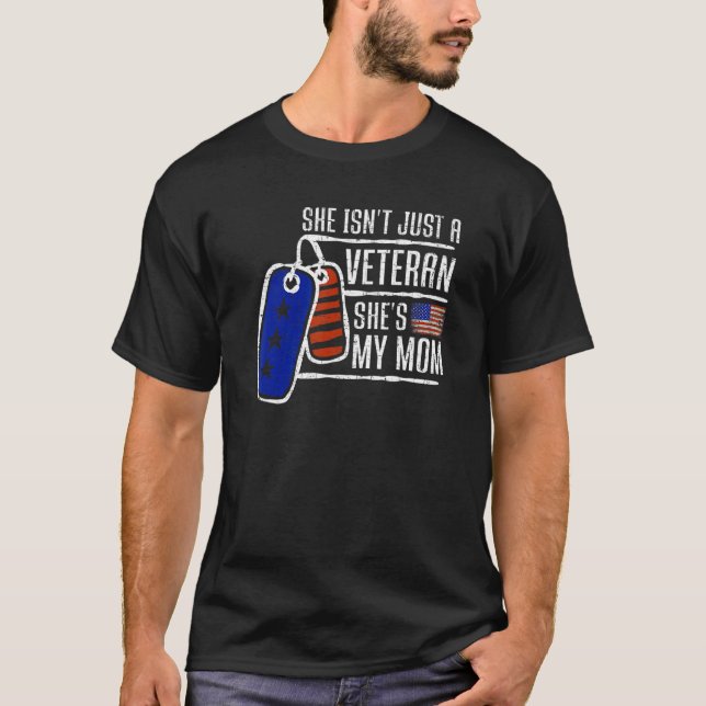 T-shirt Veteran She's My Mom USA Flag Proud American Veter (Devant)