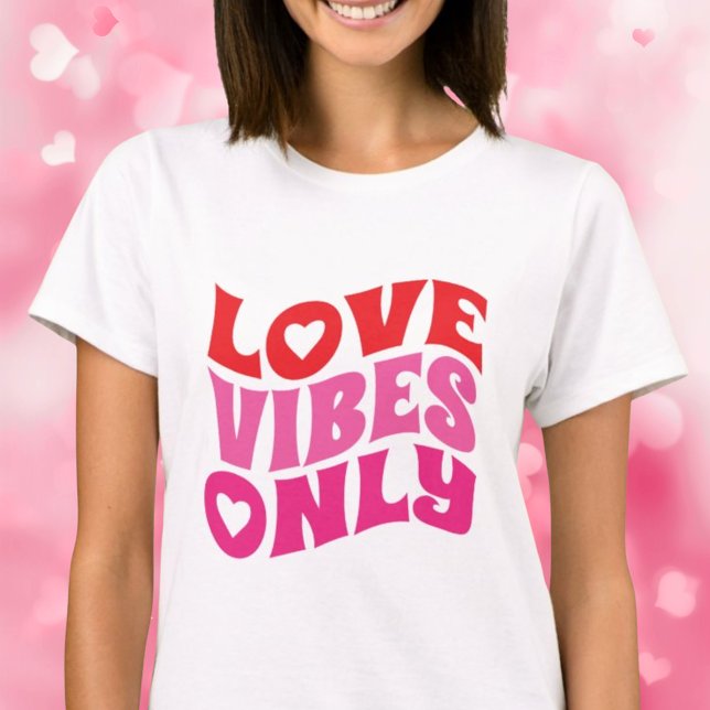 T-shirt Vibes d'amour uniquement Valentines Jour Typograph (Créateur téléchargé)