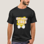 T-shirt Vibes De 12E Année Chemise Retour À L'École Premie<br><div class="desc">Vibes de 12e année Chemise Retour à l'école Premier jour Enseignant Enfants 12e, grade, chemise, cadeau, idées, retour à l'école, 2021, premier jour de l'école, idée cadeau, 12e année, élève, enseignant, douzième année, école douzième année, enseignant, enseignement, 12e année d'équipe, enfants, cadeaux</div>