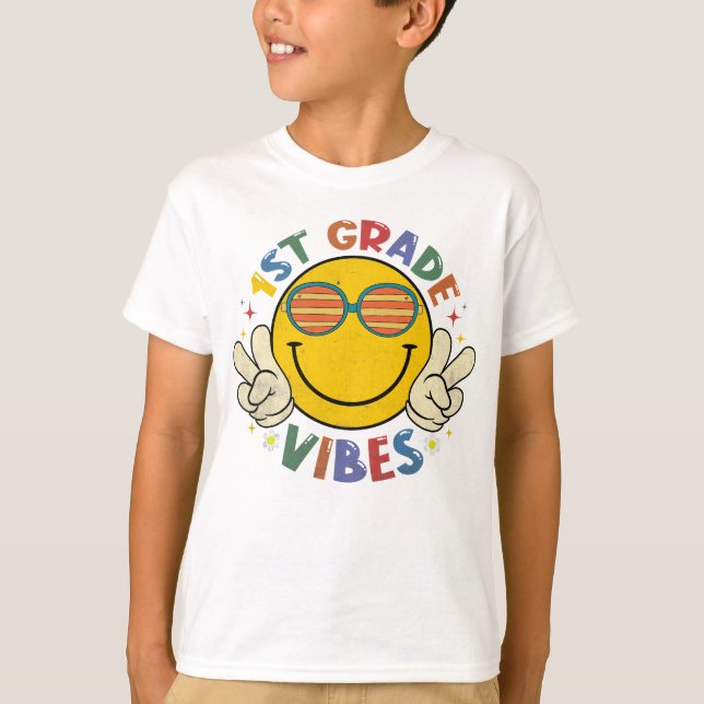 T-shirt Vibes De 1ère Année Joyeux Visage Sourire Retour À (Devant)