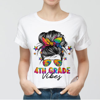 T-shirt Vibes de 4e année Messy Hair Bun Girl Retour à l'é