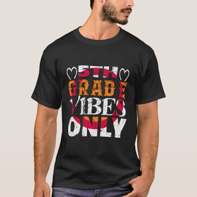 T-shirt Vibes De Cinquième Année Enseignant Universitaire  (Devant)