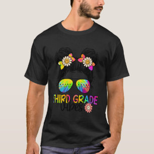 T-shirt Vibes de troisième année Messy Hair Bun Girl Tie D