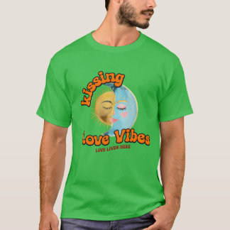 T-shirt vibrations d'amour embrassant l'amour vit ici garç