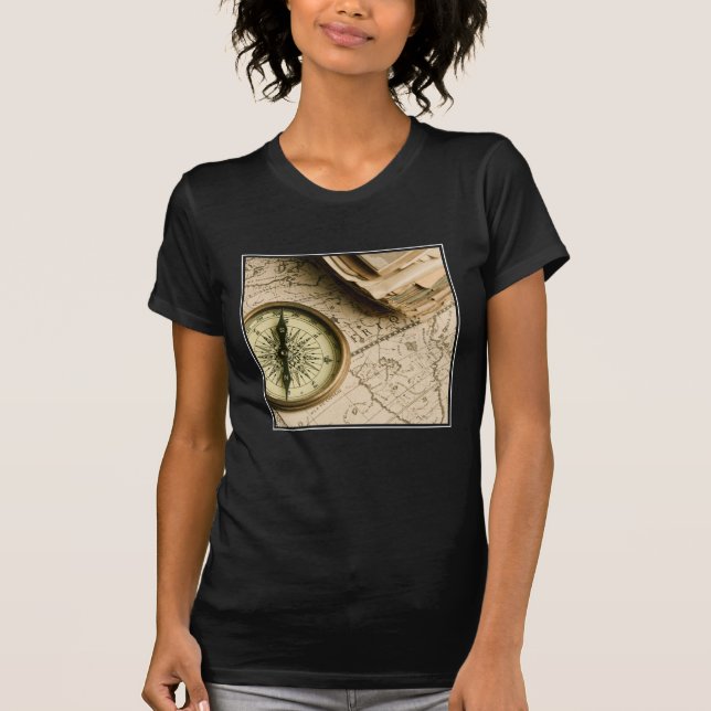T-shirt Vieille boussole au-dessus de carte antique (Devant)