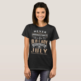 T-shirt Vieille dame qui était née en juillet