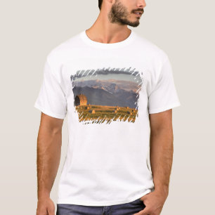 T-shirt Vieille grange encadrée par des ballots de foin et
