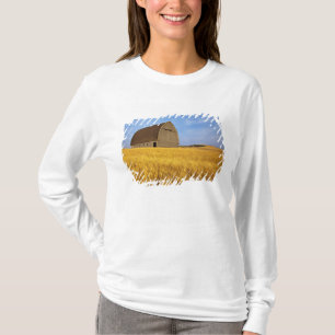 T-shirt Vieille grange rustique dans un champ de blé mûr d