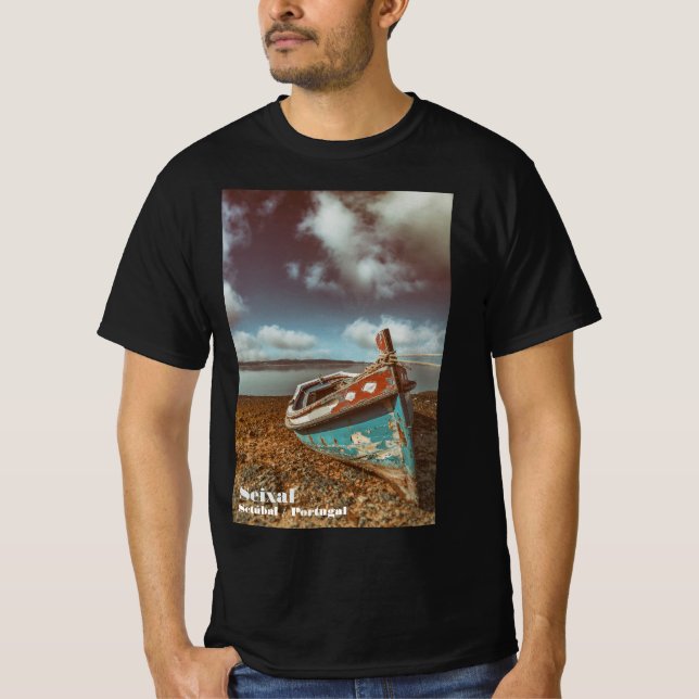 T-shirt Vieux Aiola. Bateau traditionnel portugais sur la  (Devant)