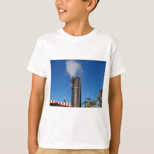 T-shirt vieux sifflet à vapeur avec un panache blanc de va