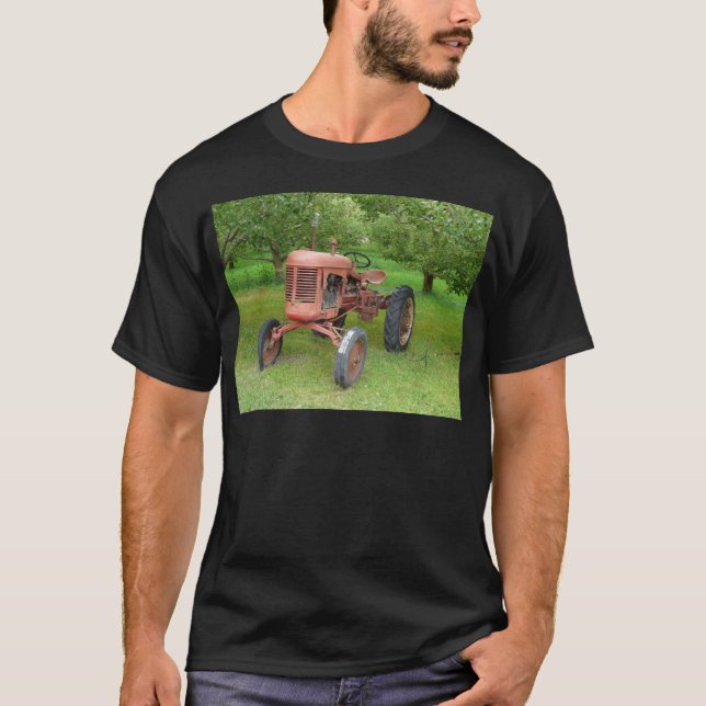 T-shirt Vieux tracteur dans le verger (Devant)