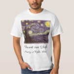 T-shirt Vincent van Gogh - Nuit étoilée<br><div class="desc">Starry Night (1889) de Vincent van Gogh est un post impressionnisme vintage de peinture de paysage d'art. Vue sur une ville dans une vallée la nuit avec les nuages tourbillonnants, les étoiles brillant et une belle lune jaune dorée croissant. Il a été peint pendant la journée de mémoire et est...</div>
