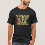 T-shirt Vintage 1974 Bday 48 Years Old Funny 48th Birthday<br><div class="desc">Great Gift Idea for Men Women turning 48 - Vintage 1974 Limited Edition Birthday Toxits. Great Birthday present for wife, housband, maman, super friend, teacher, grand-mère, grand-père, mother, son, papa, papa, daughter on 47 ans de fête happy B. Vintage 48 Years of Being Awesome Retro Sunset Style Graphic. Complete your...</div>