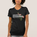 T-shirt Vintage Florals Texte en gras sur T noir<br><div class="desc">Coordonné avec le texte Vintage Florals Bold sur le modèle de carte de visite noire d'ici 12 h 01. Un style audacieux de votre nom ou nom d'entreprise est superposé avec une illustration vintage d'une vigne rose sur ce design chic de t-shirt. Un effet attrayant et élégant pour une belle...</div>