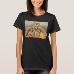 T-shirt Vintage Mère Oie Enfants Jessie Willcox Smith<br><div class="desc">Illustration vintage contes de fées classiques et comptine rime histoire livre couverture image d'art par le célèbre illustrateur Jessie Willcox Smith, 1914. Mère Goose porte un casquette et un gros arc autour du cou. Elle est assise avec deux enfants sous ses ailes. Un petit garçon et une petite fille, frères...</div>