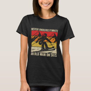 T-shirt Vintage N'estimez jamais un vieil homme sur des sk