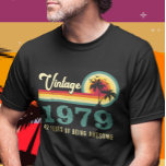 T-shirt Vintage Reto en détresse Anniversaire Personnalisé<br><div class="desc">Vous pouvez modifier le style de cette chemise en choisissant Plus > sous l'option style. Il peut être personnalisé dans la zone fournir ou customiser en choisissant le clic pour customiser une autre option et en changeant le nom, les initiales ou les mots. Vous pouvez également modifier la couleur et...</div>