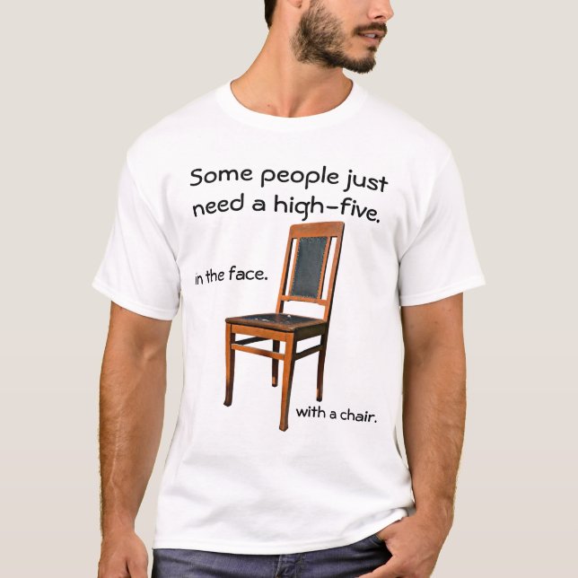 T-shirt Visage cinq avec une chaise (Devant)