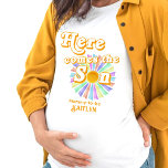 T-shirt Voici Le Baby shower Son Retro Boys<br><div class="desc">Célébrez en style avec ce t-shirt baby shower tendance. Le design est facile à personnaliser avec votre propre nom et votre famille et vos amis seront ravis de voir ce fabuleux t-shirt. Des éléments de partie correspondants se trouvent dans la collection.</div>