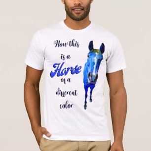T-shirt Voici un cheval d'une couleur différente en bleu