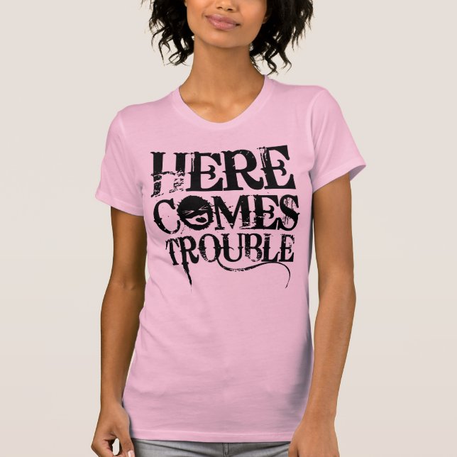 T-shirt Voici venir la chemise de problème (Devant)