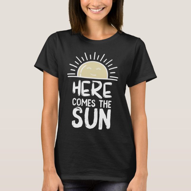 T-shirt Voici vient le soleil soleil soleil soleil Joyeux  (Devant)