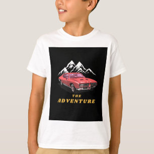 T-shirt Voiture Vintage près de la montagne avec couleur r