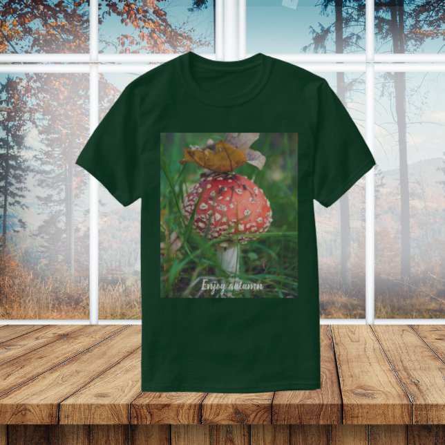 T-shirt Voler champignon agarique avec herbe verte (Créateur téléchargé)