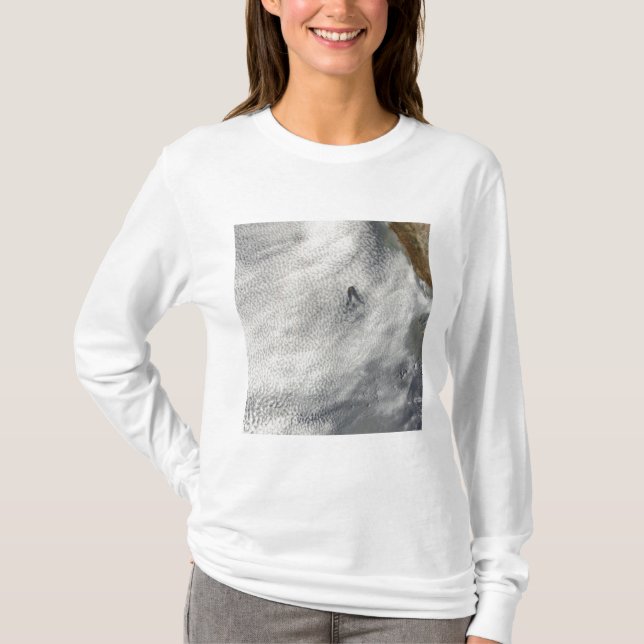 T-shirt Vortices nuageuses et gloire au large de l'île de  (Devant)