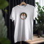 T-shirt Voté Meilleur Papa de l'année par photo ronde<br><div class="desc">T-shirt Papa avec votre photo préférée, encadré avec votre propre texte personnalisé. La lettre actuellement dit "Voted best papa of the year ・ 20## by [names]" et vous pouvez personnaliser ceci comme vous le souhaitez. Si vous avez un problème à obtenir votre photo pour avoir l'air superbe dans le cercle,...</div>