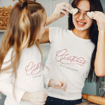 T-shirt Votre famille Noël moderne Script Nom de famille<br><div class="desc">Design moderne et minimaliste de calligraphie de Noël avec votre nom de famille pour ceux qui correspondent photos de famille! Simple mais classique, stylisée en rouge et vert, cette mignonne chemise crée une ambiance familiale festive ! Rocher les vacances dans notre t-shirt personnalisé avec script moderne. Libère la joie !...</div>