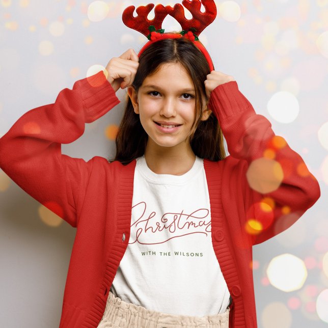 T-shirt Votre famille Noël moderne Script Nom de famille (🎄👨‍👩‍👧‍👦 #FestiveFamily #ChristmasStyle)