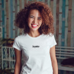 T-shirt Votre nom ou votre monogramme dans un script rétro<br><div class="desc">Cette chemise simple et élégante présente votre nom ou monogramme dans une typographie de script noir,  tendance et rétro.</div>