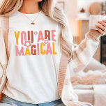 T-shirt Vous Êtes Magique Retro Super Typographie Fleur<br><div class="desc">You Are Magical Retro Super Flower Typography Women's Fashion T-Shirt Top présente le texte "You are magical" dans une typographie rétro script accentuée de fleurs super. Parfait comme cadeau pour elle pour l'anniversaire,  Noël,  Fête des Mères,  meilleurs amis,  soeurs et plus. Conçu par Evco Studio www.zazzle.com/store/evcostudio</div>