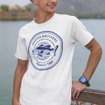 T-shirt Voyage de pêche en famille sur mesure Blue Lake Pê<br><div class="desc">Customisez ce t-shirt de voyage de pêche familiale pour votre père et vos frères avant de partir sur le lac pour pêcher cet été. Un modèle de pêcheur cool et bleu marine avec une basse à bouche ouverte et votre texte ou votre nom de famille personnalisés.</div>