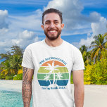 T-shirt Voyage en famille sur l'île tropicale personnalisé<br><div class="desc">Ces t-shirts de plage tropicale personnalisés et cool sont ornés de 3 palmiers en silhouette face à un ciel orange et bleu accentué de jaune et vert sur la côte. Customisez pour un séjour en famille de tee - shirts pour votre escapade sur la côte ce printemps, vacances d'été ou...</div>