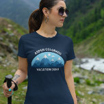 T-shirt Voyage en famille sur mesure Blue Mountain Femmes<br><div class="desc">T-shirt femmes customisé pour votre escapade ski dans les montagnes du Colorado pendant vos vacances d'hiver. Ce tee-shirt pour femmes de voyage en ski cool présente un joli dessin de montagnes enneigées et un paysage bleu. Un grand t-shirt nature pour une famille aimante en plein air pour leur expédition nature....</div>