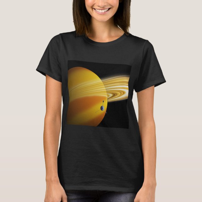 T-shirt Voyager passant au-dessus de Saturne (Devant)
