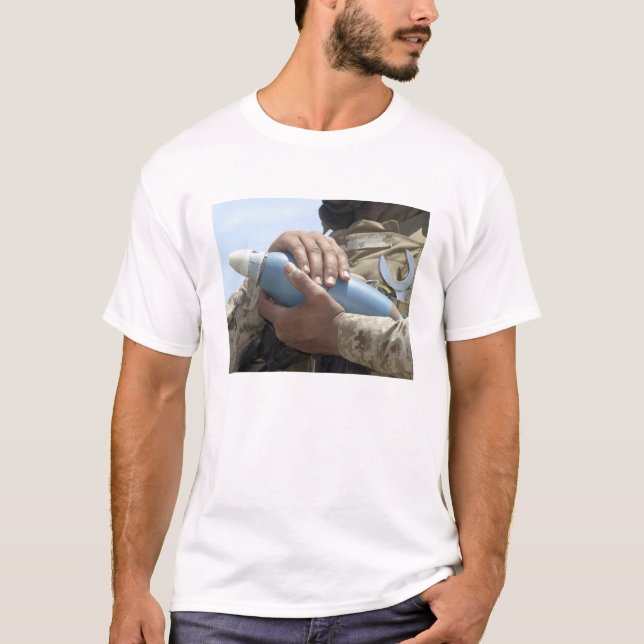 T-shirt Vue d'ensemble d'un soldat faisant crader une muni (Devant)