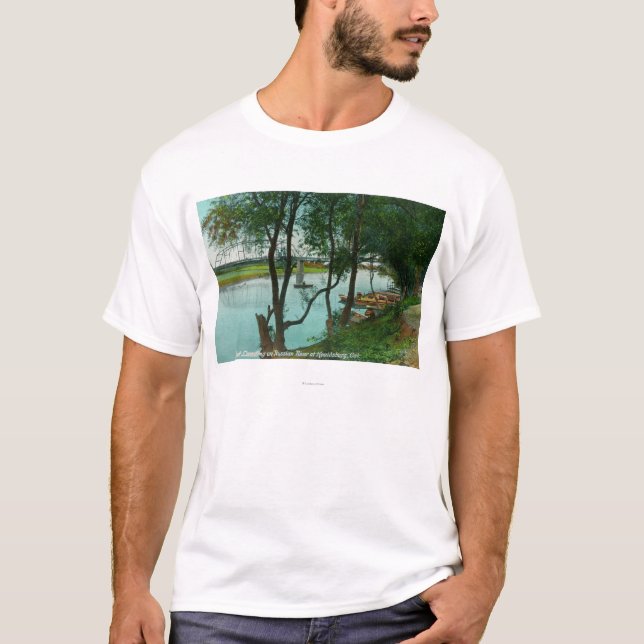 T-shirt Vue d'un atterrissage de bateau sur la rivière (Devant)